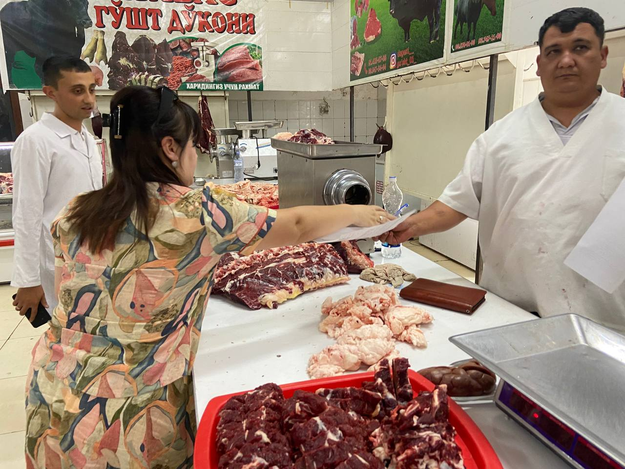 Урганч шахар СЭО ва ЖС бўлими ходимлари томонидан Урганч Марказий Дехқон бозорида гўшт сотувчилар ўртасида юқумли ва паразитар касалликларнинг олдини олиш мақсадида тарқатмалар тарқатилиб тушунтириш ишлари олиб борилди.