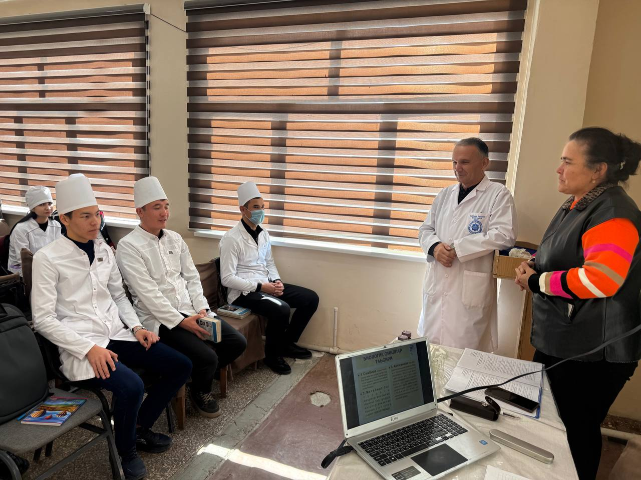 Урганч шахар СЭО ва ЖС бўлими жамоатчилик билан ишлаш бўлими врач эпидемиологи Ғаффарова Хилола Урганч Давлат Тиббиёт  институти талабалари билан грипп касаллигининг  олдини олиш чора тадбирлари хақида сухбатлашди.